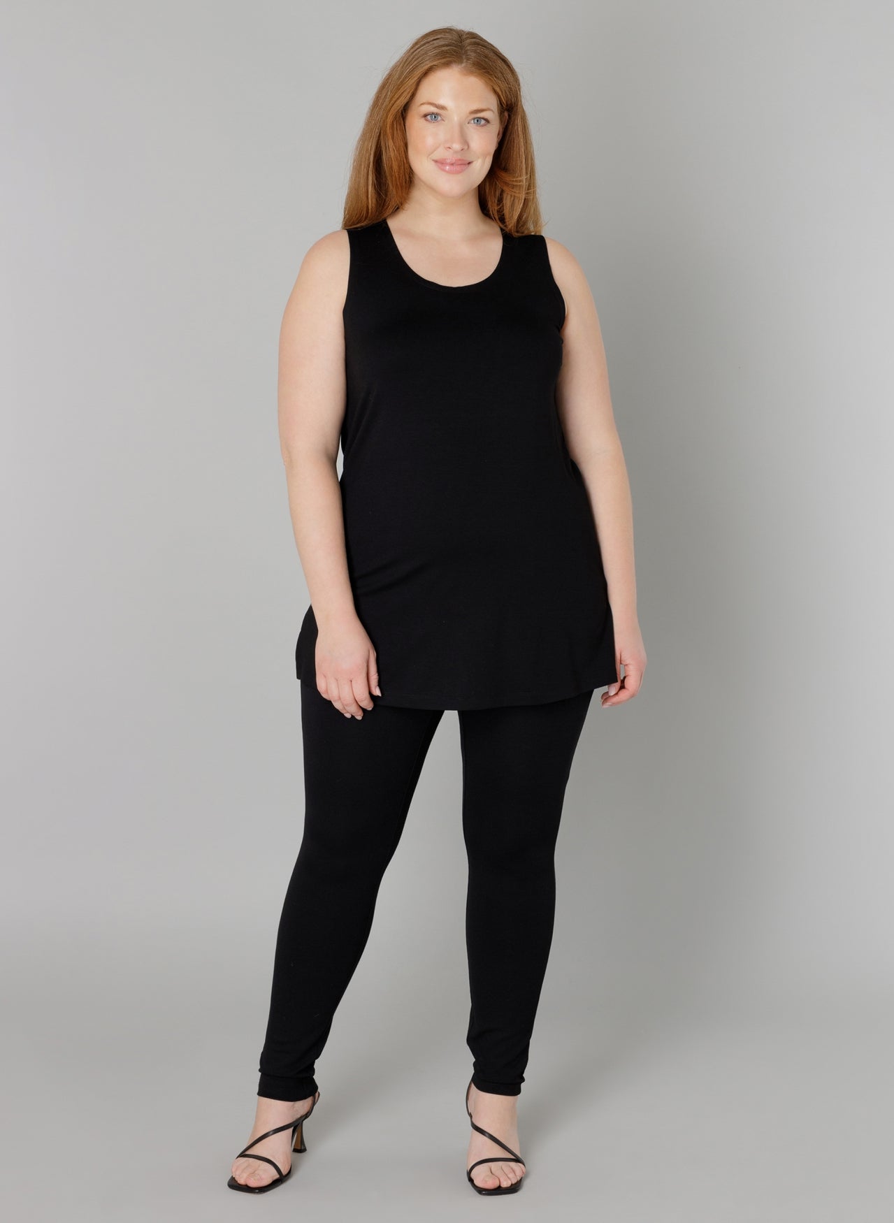 Base Level Curvy A-lijn top met brede bandjes  7000006 Alicia Zwart