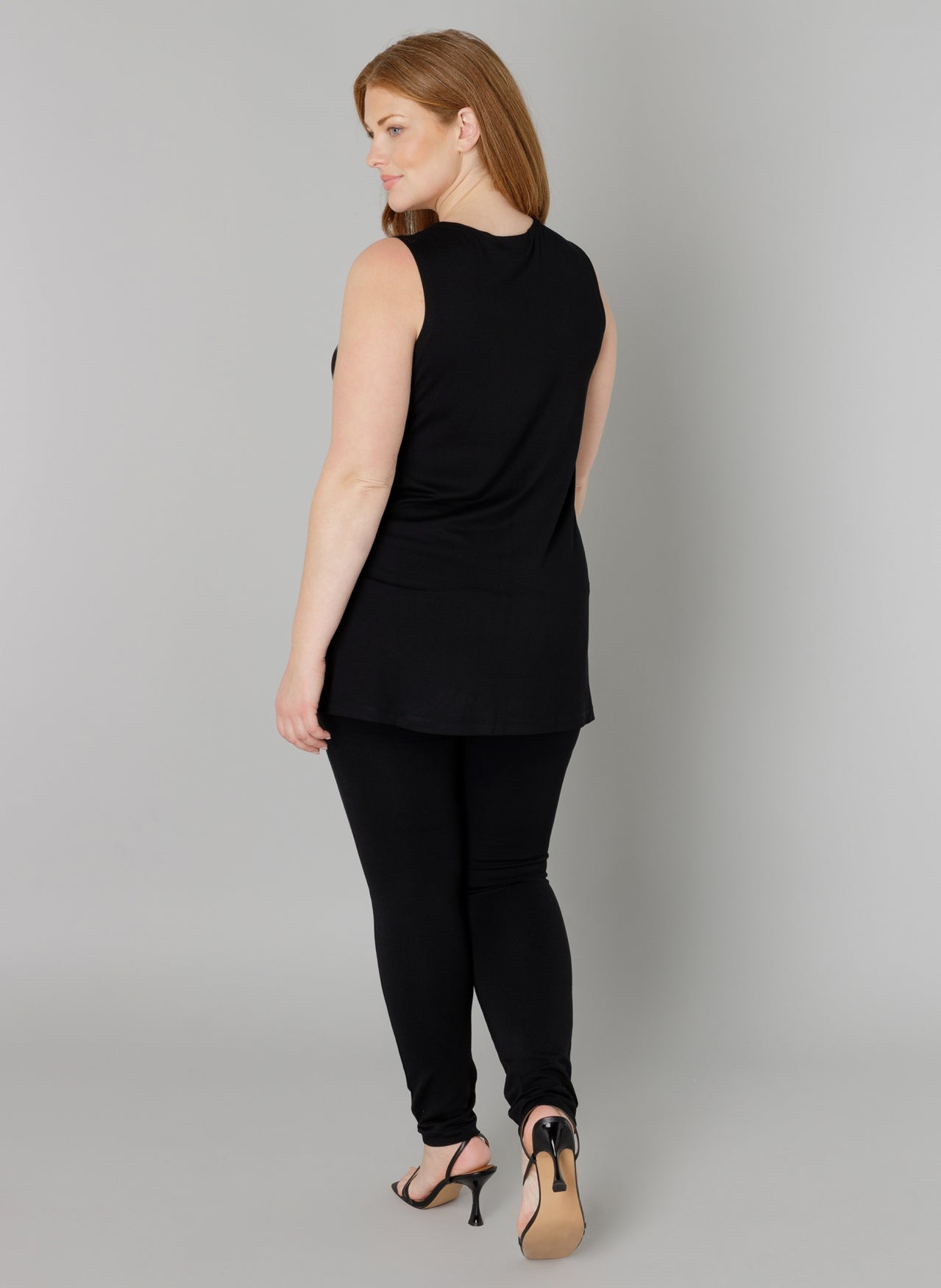Base Level Curvy A-lijn top met brede bandjes  7000006 Alicia Zwart