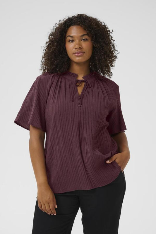 Kaffe Curve geplooid shirt met strikdetail 10583412 KClisana  Fudge