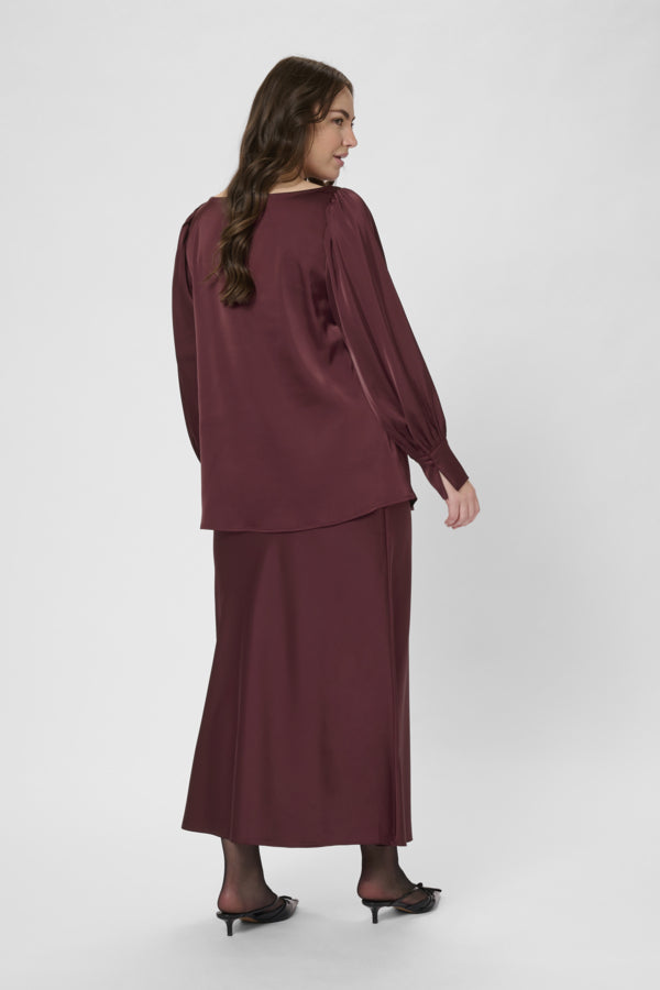Kaffe Curve satijnlook blouse met lange mouw 10583659 KCmalorie Bordeaux