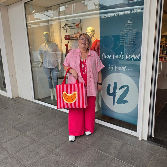 Vrouw in roze grote maten outfit voor winkel Modezza Veldhoven