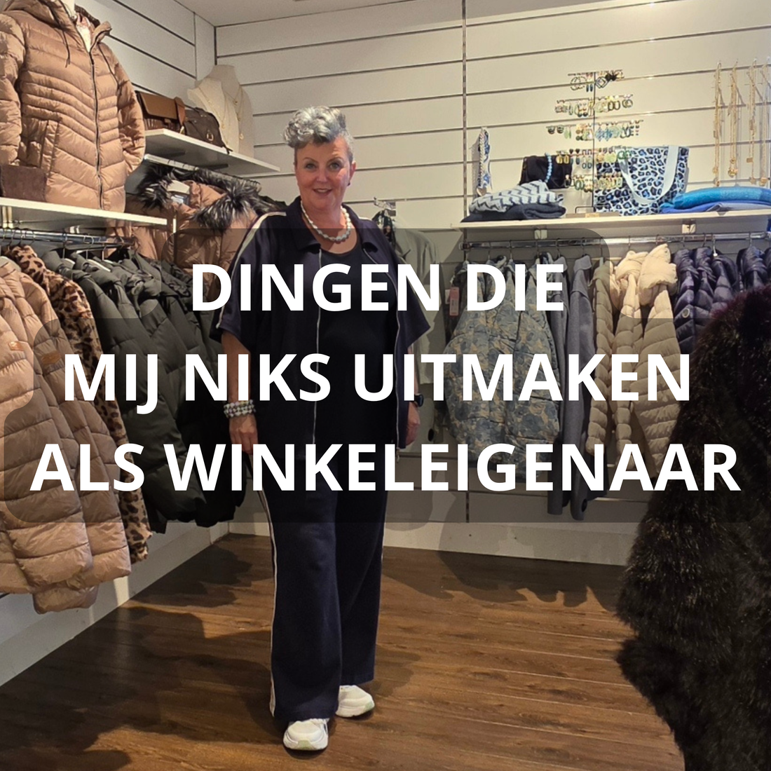 Conny staat tussen de jassen in de winkel van Modezza.