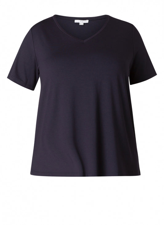 Het Base Level Curvy basic T-shirt, ontworpen door Yesta, biedt tijdloze eenvoud met een V-hals en korte mouwen, perfect voor elke gelegenheid.