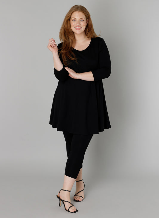Base Level Curvy A-lijn shirt met driekwart mouw in zwart