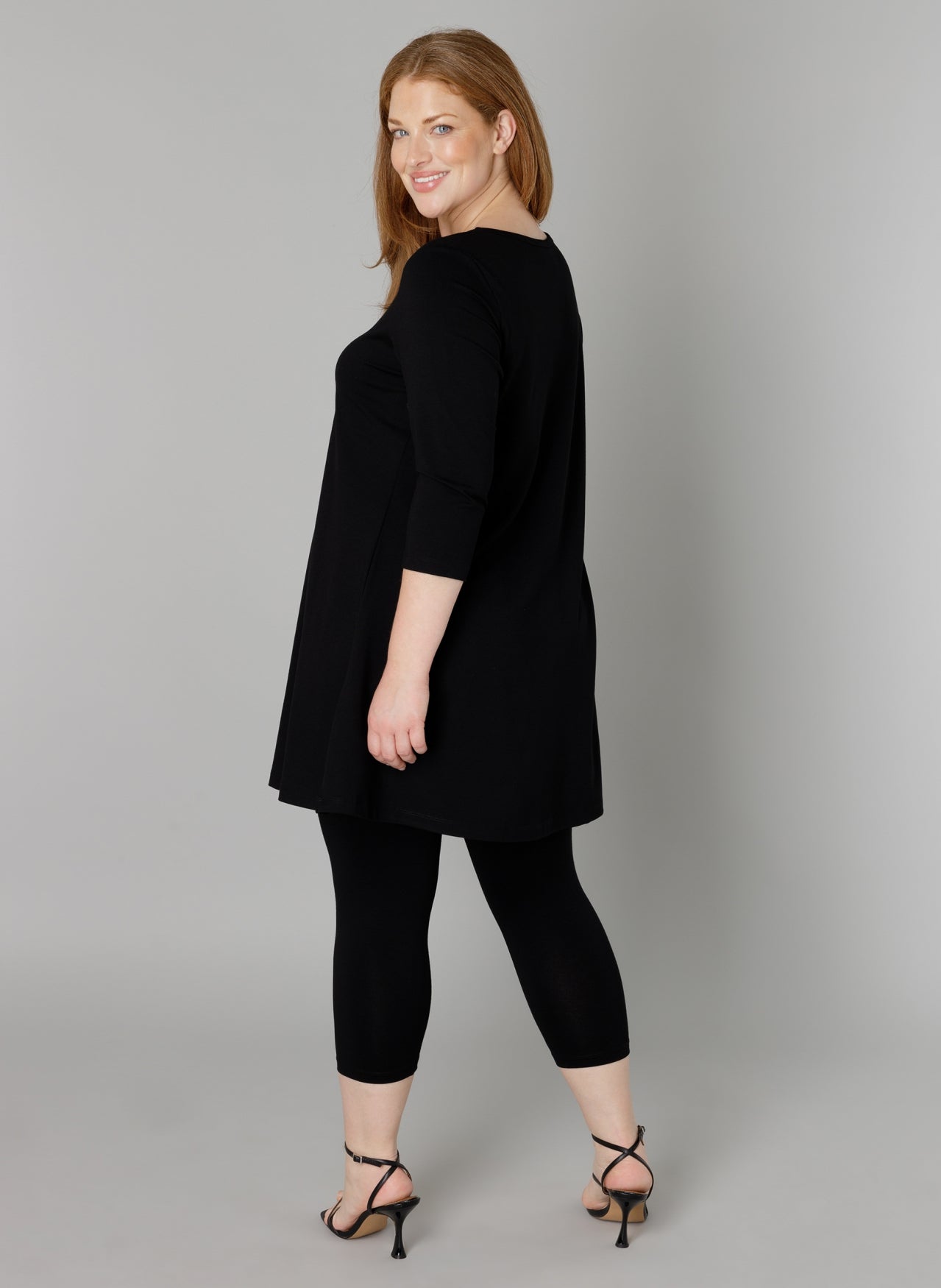 Base Level Curvy A-lijn shirt met driekwart mouw in zwart