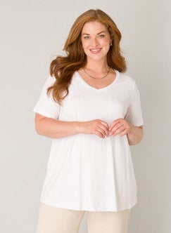Base Level Curvy t-shirt met V-hals in wit