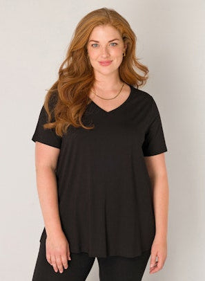 Base Level Curvy T-shirt met V-hals in zwart