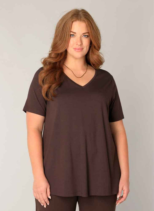 Base Level Curvy t-shirt met V-hals in bruin
