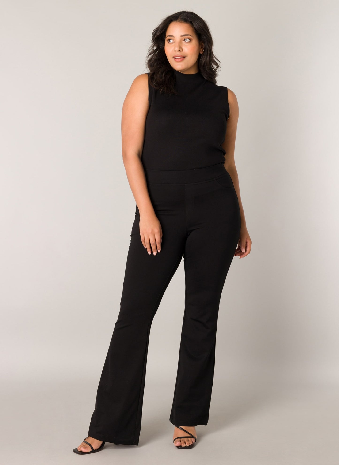 Base Level Curvy broek met flare pijp in zwart