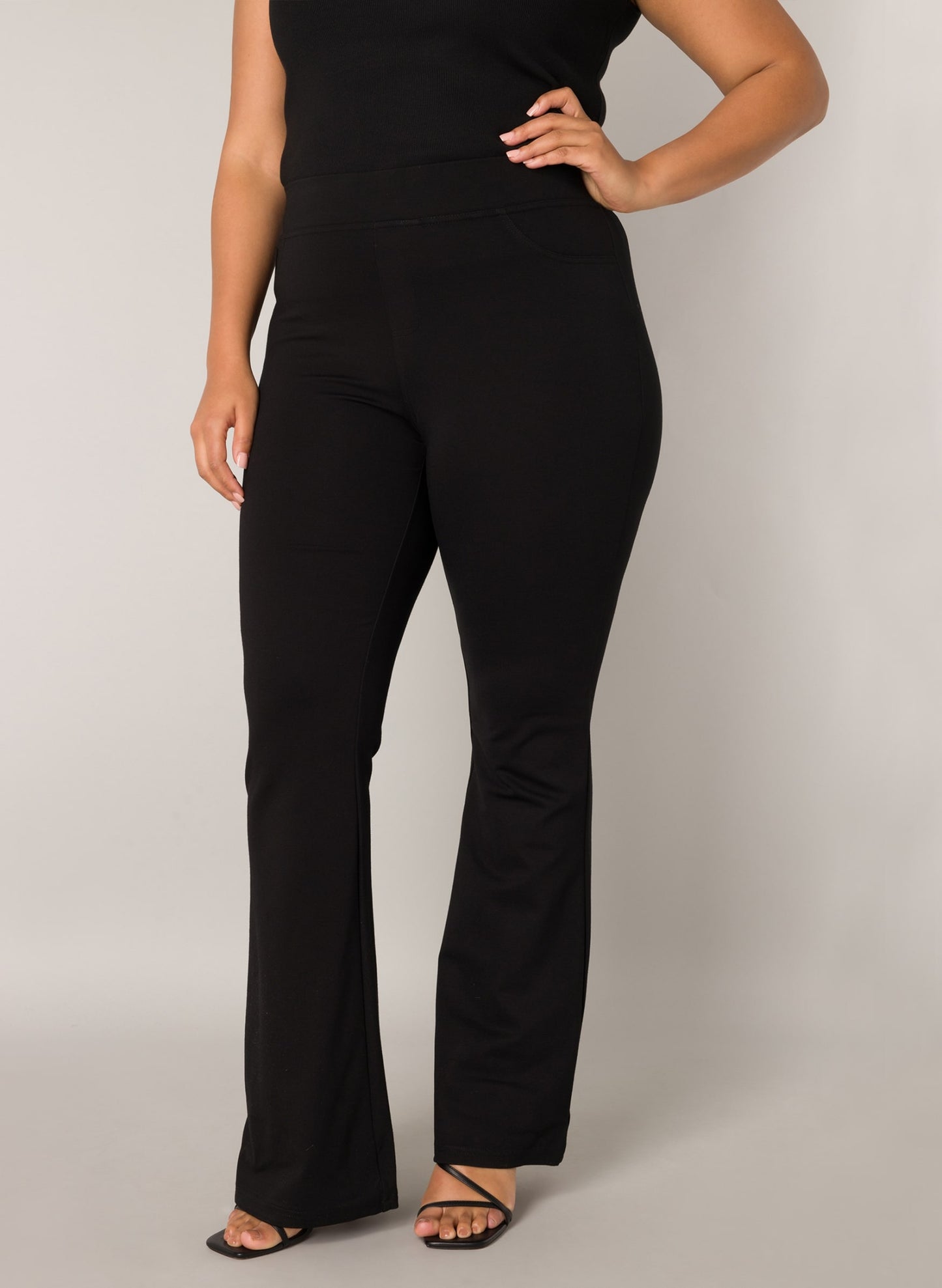 Base Level Curvy broek met flare pijp in zwart