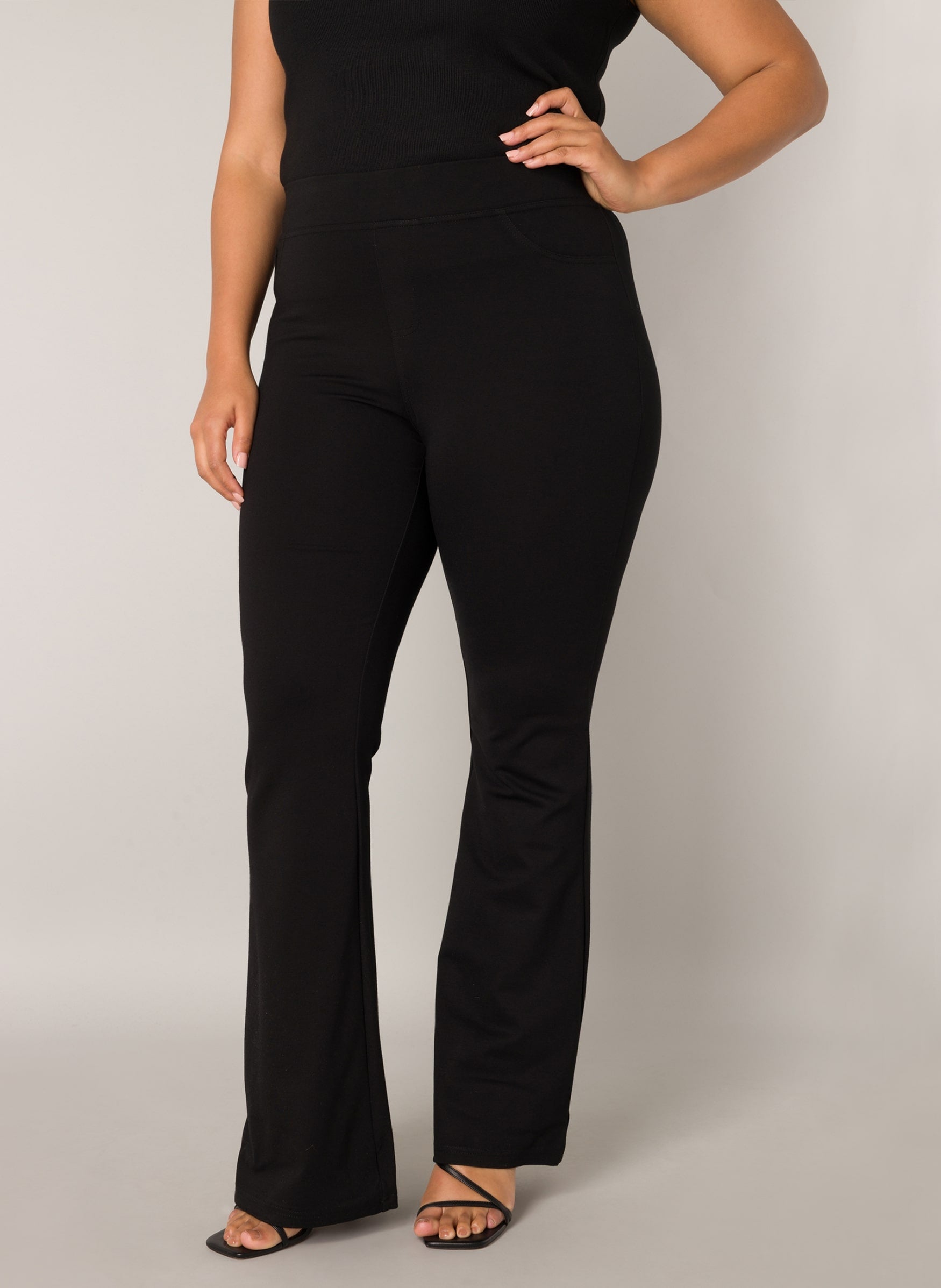 Base Level Curvy broek met flare pijp in zwart