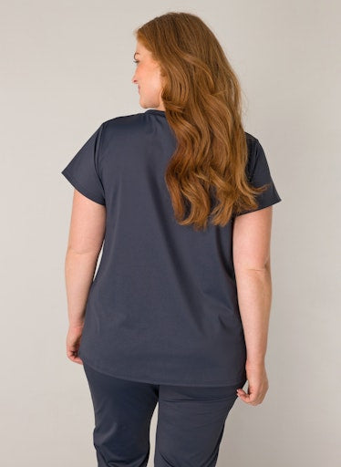 Base Level Curvy shirt van travelstof met V-hals in blauw