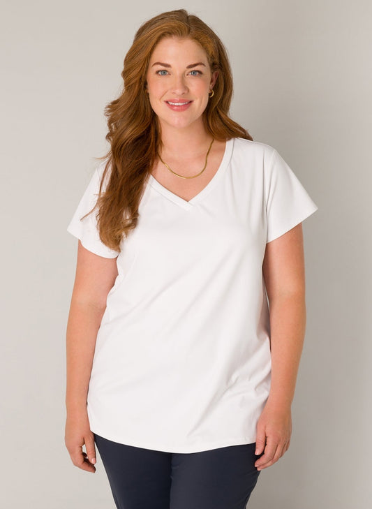 Base Level Curvy shirt van travelstof met V-hals in wit