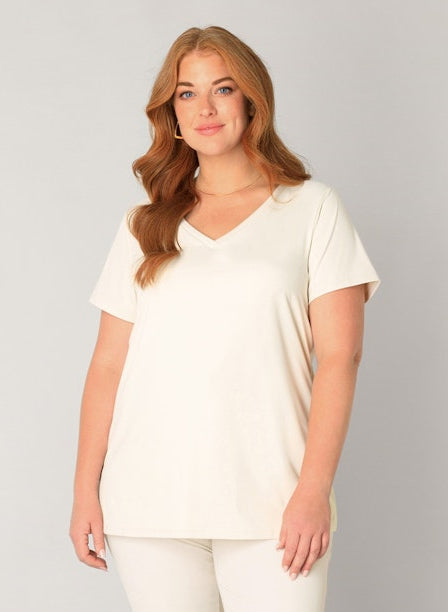 Base Level Curvy shirt van travelstof met V-hals in zand