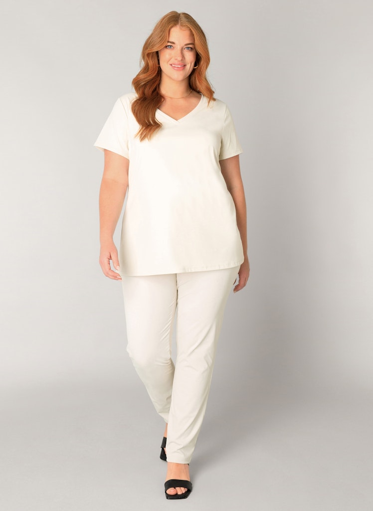 Base Level Curvy shirt van travelstof met V-hals in zand
