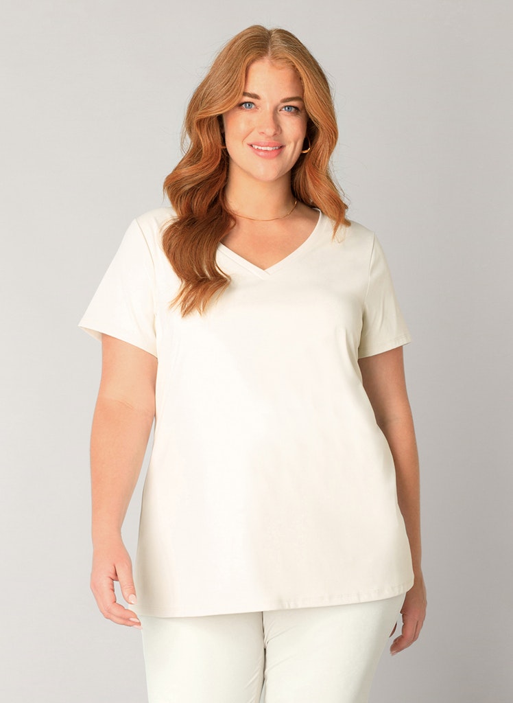 Base Level Curvy shirt van travelstof met V-hals in zand