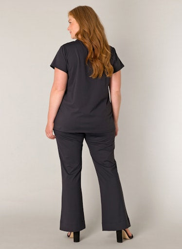Base Level Curvy shirt van travelstof met V-hals in zwart