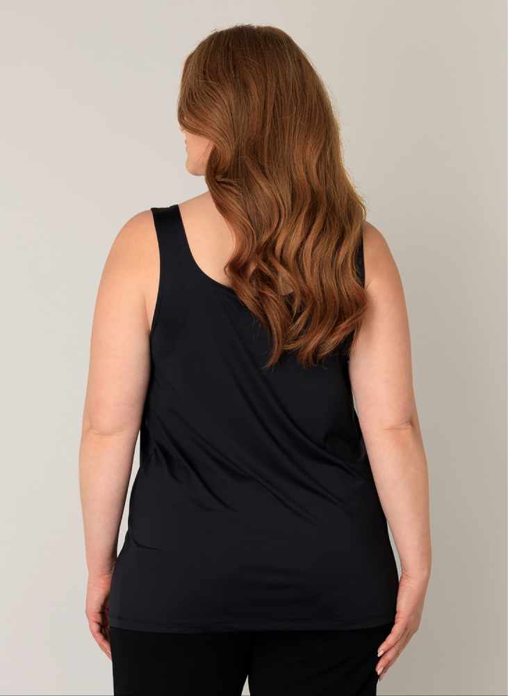 Base Level Curvy strak topje in zwart