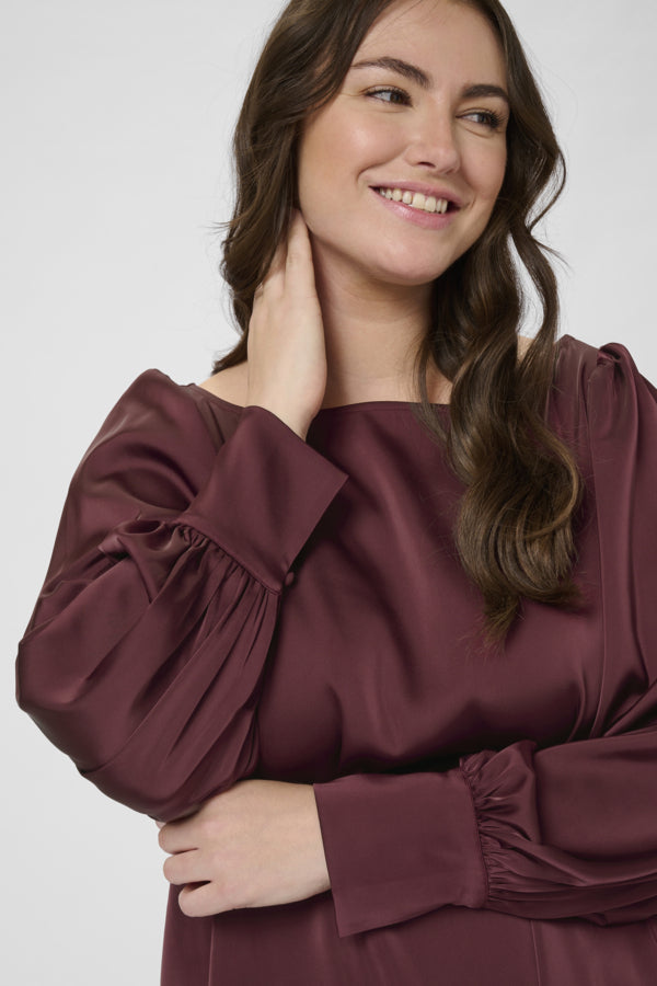 Kaffe Curve satijnlook blouse met lange mouw 10583659 KCmalorie Bordeaux