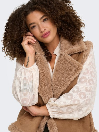 Only Carmakoma gilet Toasted Coconut, detailfoto