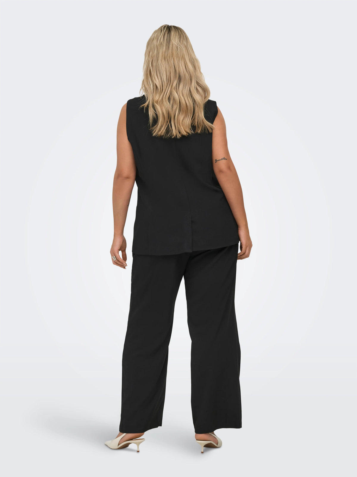 Only Carmakoma gilet zwart, detailfoto