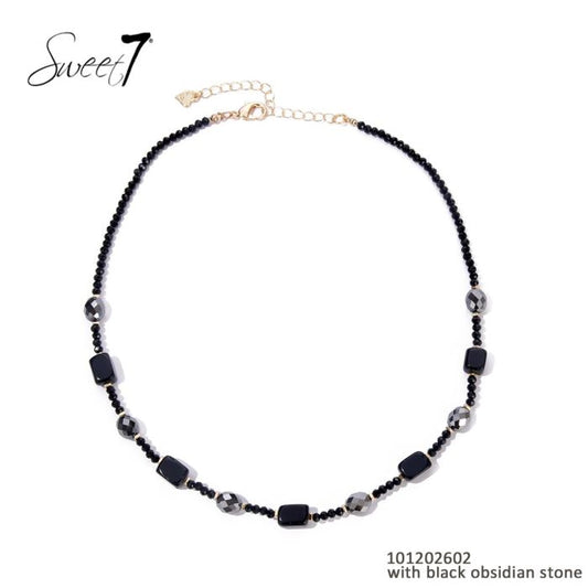Sweet 7 korte ketting zwart, glaskralen, metaal en natuursteen