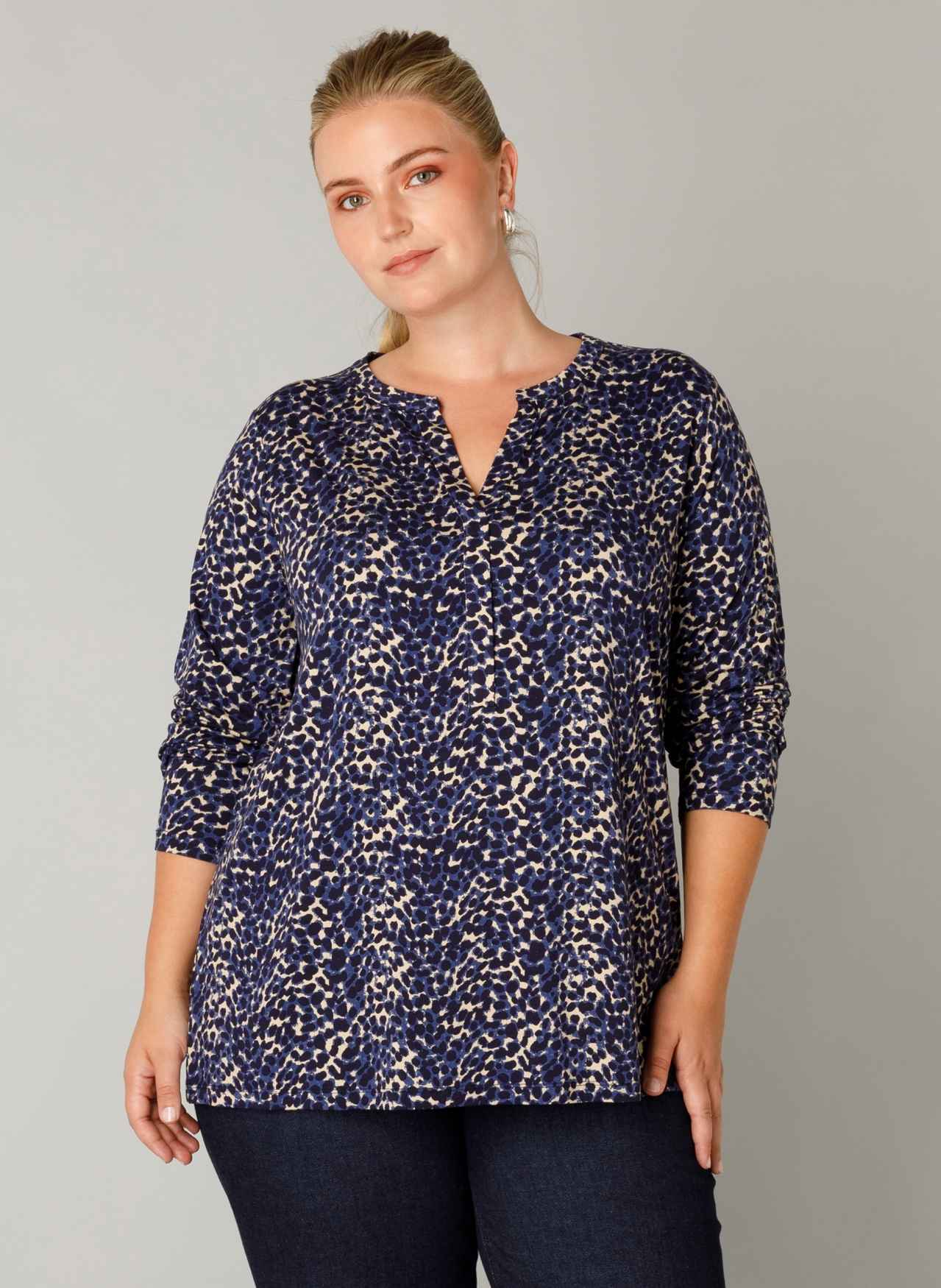 Yest Curve top met panterprint en V-hals A005754 Valery navy