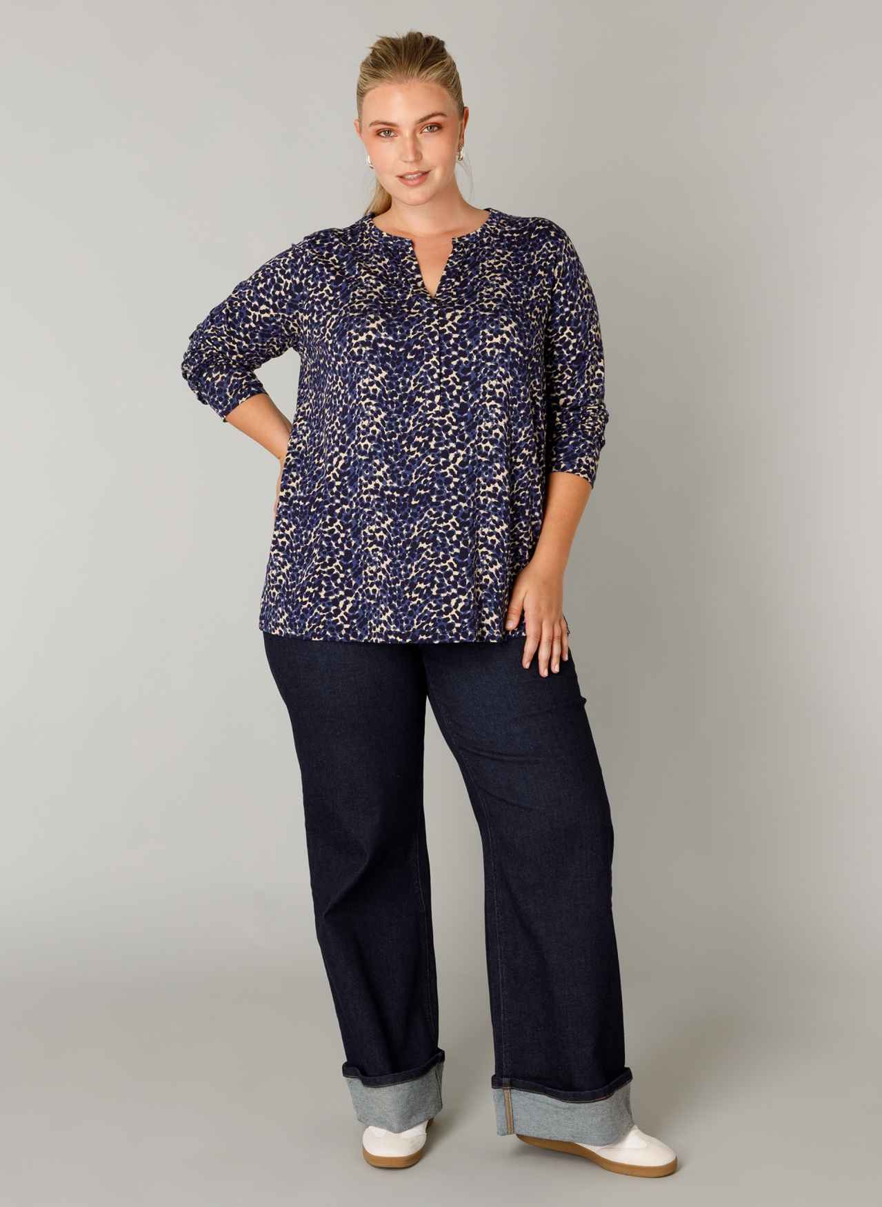 Yest Curve top met panterprint en V-hals A005754 Valery navy